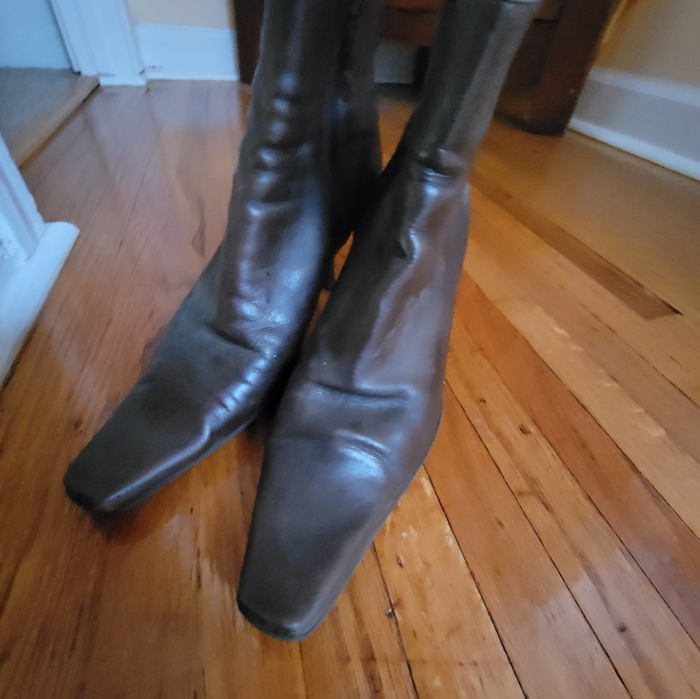BCBG Leather Boots Size 7.5 Ladies